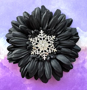 5" schwarze Gerbera Gänseblümchen mit silberner Schneeflocke Cabochon Seidenblume BROSCHE Anstecknadel - Bild 1 von 3