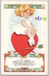 Vintage blondes Mädchen sitzt auf dem Herzen mit Pfeil und Gedicht geprägt - Bild 1 von 2