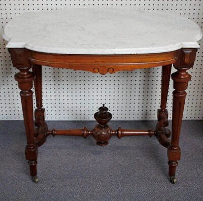 Antigua mesa de salón victoriana Eastlake de nogal con tapa de mármol tortuga blanca, aguja Foto 1 de 4