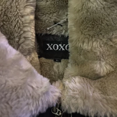 Abrigo grande de cuero para mujer Xoxo Foto 1 de 4