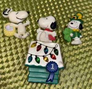 3 Vintage Peanuts Snoopy Pins 1956/ 1966 United Feature Syndicate - Picture 1 of 2