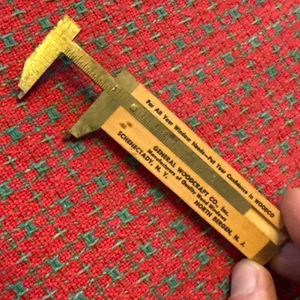 Pinza publicitaria vintage de latón y madera Woodco NY NJ Woodcraft 🇺🇸 ¡Bonita! - Imagen 1 de 15
