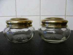 AN ANTIQUE PAIR OF SILVER PLATE & GLASS, MAKE UP POTS. DRESSING TABLE TOP POTS - Picture 1 of 6