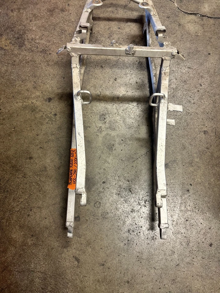 Subchasis trasero Suzuki GSXR 600 GSXR 750 2001-2002 01-02 OEM BUENO Foto 1 de 4