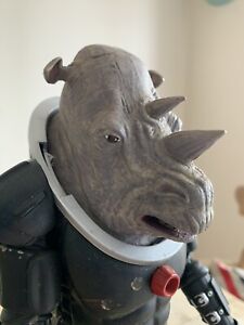 Duża pozowana figurka Dr Who „Judoon” ze zdejmowanym hełmem.