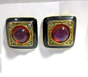 Aretes perforados en tono dorado con cabujón central negro y rojo rubí de 3/4" cuadrados - Imagen 1 de 3