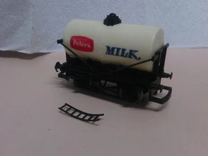 Hornby Railways Peters Milk 12 Ton Tank Tanker R311 R387 OO (Broken Ladders) - Picture 1 of 8