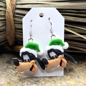Disney Goofy Earrings Christmas Holiday Souvenir Dangle Drop Light Weight NWT - Picture 1 of 2