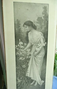 ANTICO CALENDARIO 1907-FANCIULLA CON GIGLI-SOGGETTO ROMANTICO-CM. 72 X 29 - Picture 1 of 3
