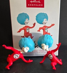 Hallmark Ornament 2024 con scatola DR SEUSS THING ONE AND THING TWO SET - Foto 1 di 9