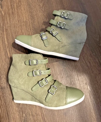 Hot In Hollywood 绿色人造麂皮绒楔形踝靴 9W 码休闲舒适 — 第 1/4 张图片