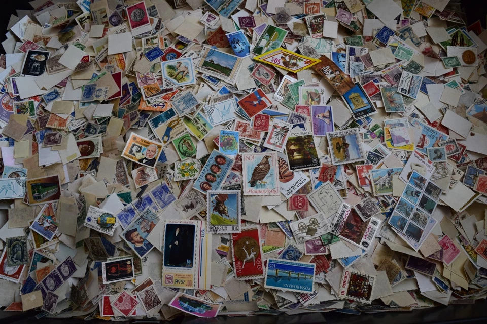 7000 WORLD STAMPS ALL OFF PAPER - Image 1 of 2