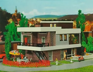 HO Scale Buildings - 109257 - B-257 Modern house with flat roof - Kit - Picture 1 of 3