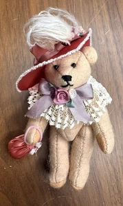 Mini oso victoriano Marilyn Wade Mama's Babies 1988 de Karen’s vintage con sombrero 4” - Imagen 1 de 6