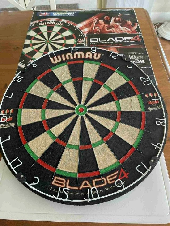 Winmau Blade 4 Professional Level Pig Bristle Dartboard Little Use In Vgood cond - Image 1 of 4
