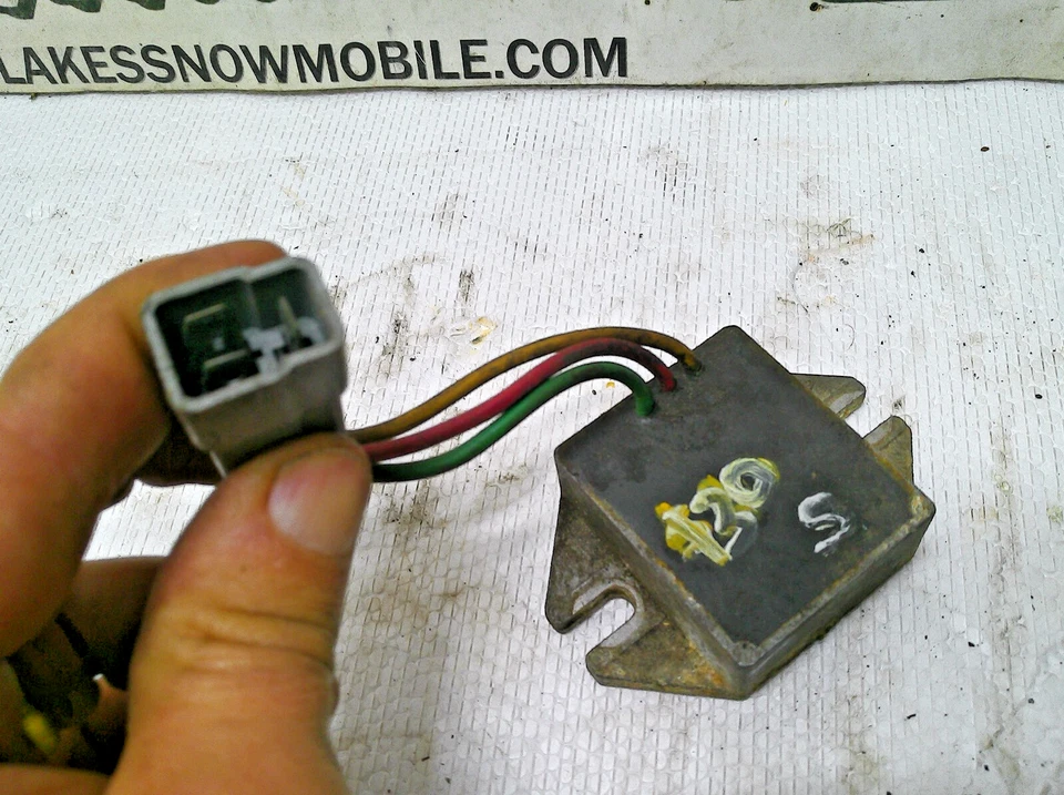 Regulador de tensão para snowmobile Ski Doo 377 440 Safari partida elétrica fabricante de equipamento original 3 fios - Imagem 1 de 1