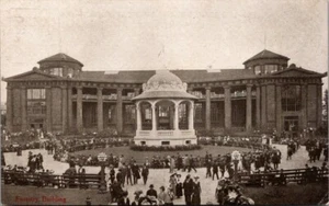 Postal de casa de troncos de Alaska-Yukón-Pacífico Exposición 1909 del edificio forestal - Imagen 1 de 2