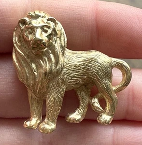 VINTAGE HTF SIGNED CROWN TRIFARI LION GOLD TONE PIN BROOCH - Picture 1 of 9