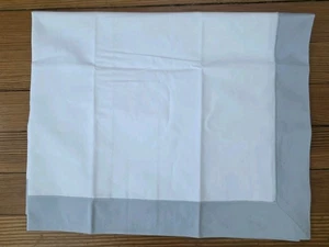 Christian Fischbacher Standard Kissenbezug weiß leicht grau Rand neu ohne Etikett 26"x32" - Bild 1 von 4