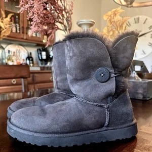 UGG Australia Women's Bailey Button Short Sheepskin Boots Chocolate Brown Sz 10 - Picture 1 of 12