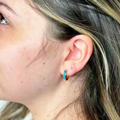 Pendientes Huggie de aro con incrustaciones de ópalo de fuego natural piedra de nacimiento pendientes enchapados en oro de 18 k Foto 1 de 4