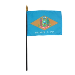 Bandera de escritorio de mesa miniatura de poliéster del estado Delaware DE 4" X 6" (paquete de 12) - Imagen 1 de 3