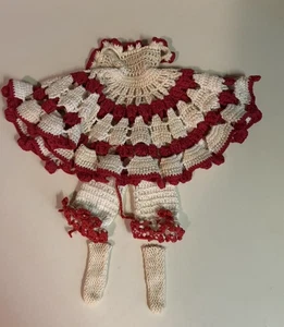 Bambola Barbie vintage fatta a mano all'uncinetto vestito rosso/beige con mutandine e calze - Foto 1 di 6