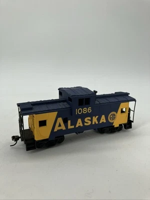 Walthers Trainline HO Scale Alaska ARR #1086 Caboose Ships Fast - Image 1 of 4