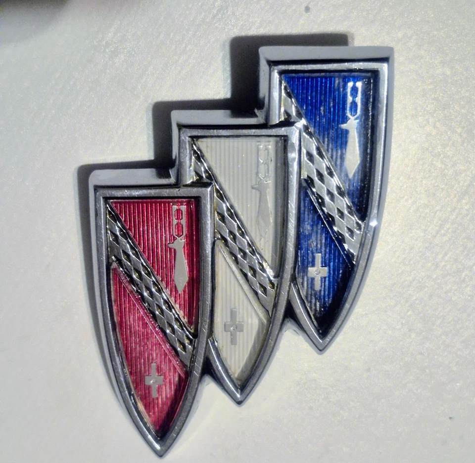 Buick Electra 225 1964 original bloqueo de maletero emblema TriShield OEM 5716561 Foto 1 de 4