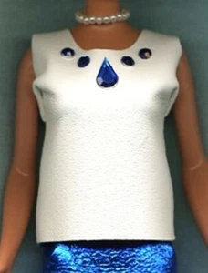 SCHNEEWEISSES HEMD MIT BLAUEN SCHMUCKSTÜCKEN ECHTES GLATTLEDER MODE PUPPENKLEIDUNG - Bild 1 von 1