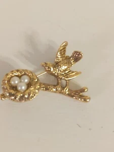 Vintage Brosche goldfarben Vogel im Nest mit Kunstperlen Eiern Anstecknadel - Bild 1 von 3