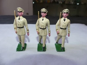 FIGURINE EN PLOMB 3 SOLDATS AVIATEURS TENUE CREME AU DEFILE SABRE - Imagen 1 de 2