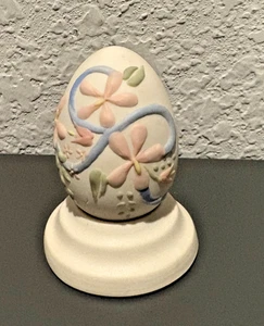Estatuilla de huevo de cerámica bisque vintage firmada KB rosa flores cinta azul con soporte - Imagen 1 de 10