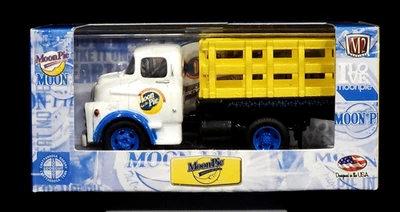 Camión M2 Machines 57 1957 Dodge 700 COE plataforma de estacas Moon Pie MoonPie MN01 13-06 Foto 1 de 2