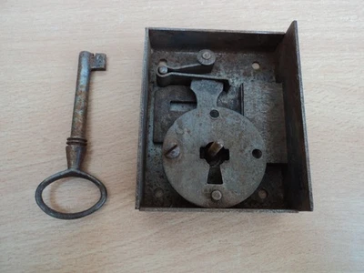 Petite Serrure de porte ancienne avec entrée de serrure,XVIII°.Fer forgé - Photo 1/4