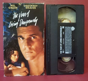 VHS The Year of Living Dangerously - Sigourney Weaver, Mel Gibson - BUY2GET1 - Bild 1 von 4