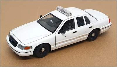 Classic Metal Works 1/24 Scale 2624E - Ford Crown Victoria Police Car - White - Image 1 of 4