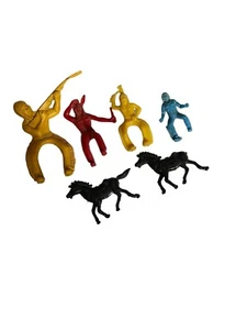 VTG Plastic Toy Indians And Horses Of Varying Sizes Lot Of 6 - Picture 1 of 2
