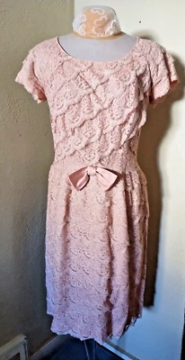 Deslumbrante vestido de coquetel DUBARRY de renda rosa dos anos 50 com detalhe de laço - P/M - Imagem 1 de 4