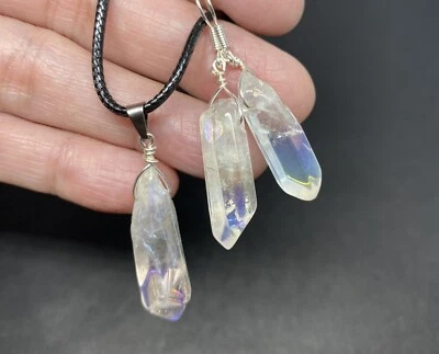 Juego de collar y pendientes colgantes de cuarzo genuino con aura de ángel arco iris de titanio Foto 1 de 4