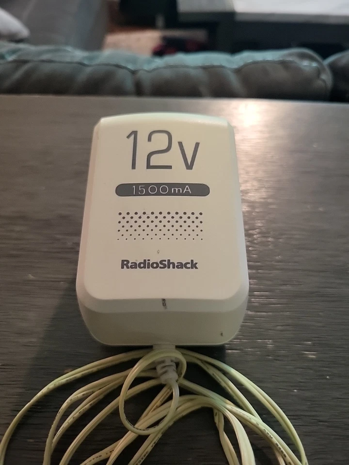 Adaptador de CA Radio Shack Blanco 273-1779 120VAC 60HZ 28W 12V DC 1500mA Foto 1 de 2