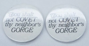 Par de botones pinback de protesta del estado de Washington vintage "Shalt Not Covet... Gorge" - Imagen 1 de 2