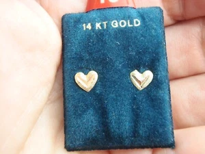 Pendientes pequeños delicados de oro amarillo sólido de 14kt en forma de corazón nuevos - Imagen 1 de 13