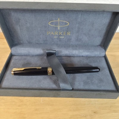 Pluma Estilográfica Parker SONNET Borde Negro Brillante/Dorado con Caja de Regalo y 12 Cartuchos de Tinta Foto 1 de 4