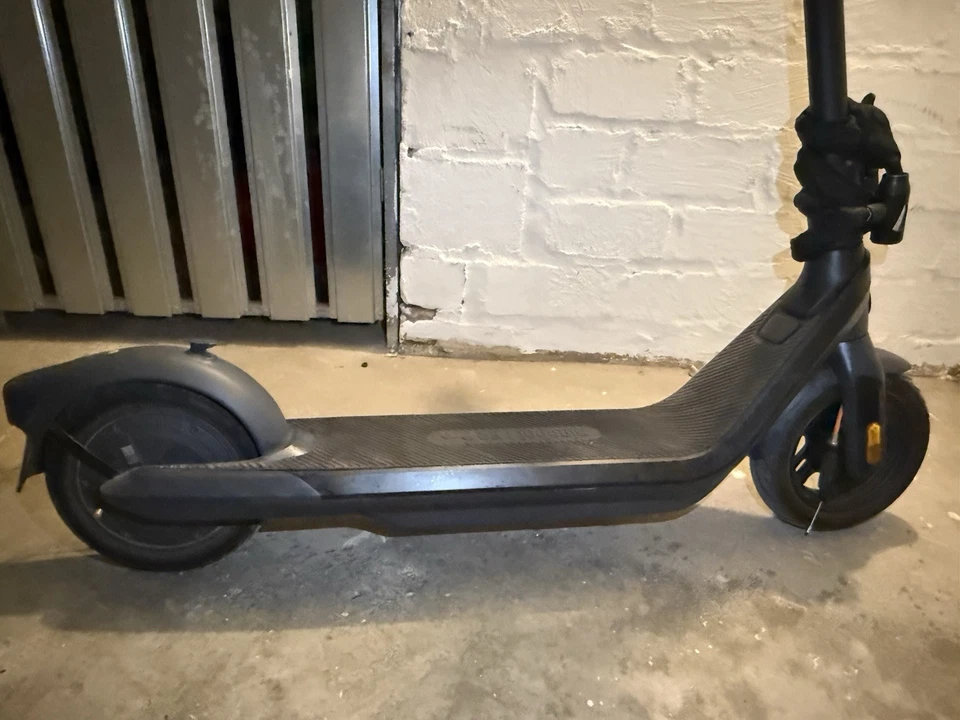 E-Roller mit Schloss und Ladegeräte Elektro Roller.gebraucht,guter Zustand - Bild 1 von 4