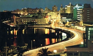 Postal aérea de Lake Pancoast a lo largo de Collins Ave at Night Miami Beach Florida - Imagen 1 de 2