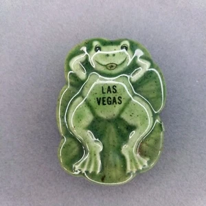 Imán de cerámica de recuerdo de 2" Frog Laying On Lily Pad Las Vegas NV Nevada - Imagen 1 de 2