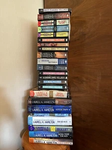 Anita Blake Vampire Hunter Lot of 26 Paperback Hardcover Book Laurel K. Hamilton - Picture 1 of 24