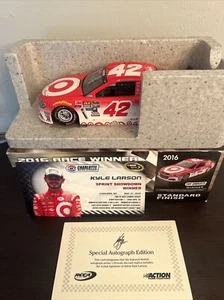 1/24 Lionel 2016 Firmato #42 Kyle Larson Sprint Showdown Win Autografato - Foto 1 di 4