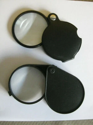 ZWEI  Taschenlupen  Leselupen Faltlupen Vergrößerungsgläser +Ø60mm+ im Etui- B+ - Bild 1 von 3